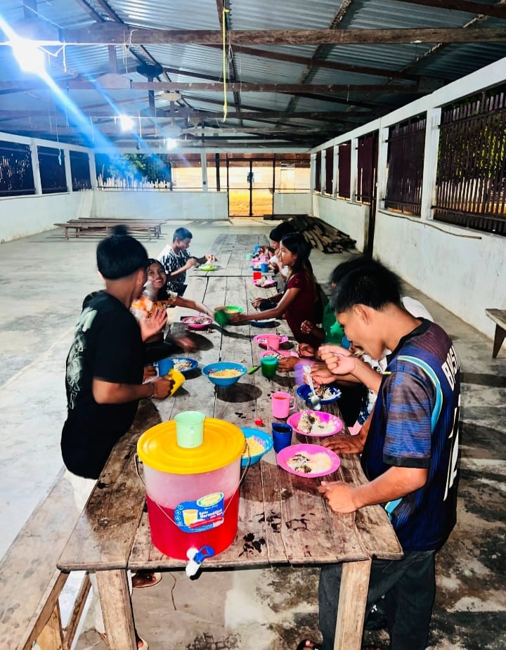 Momento de partilha e alimentação entre os participantes do encontro.