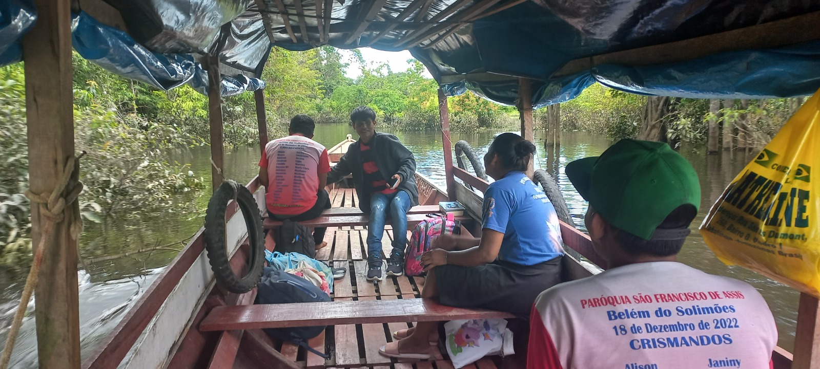 Grupo em canoa coberta pelo rio Solimões
