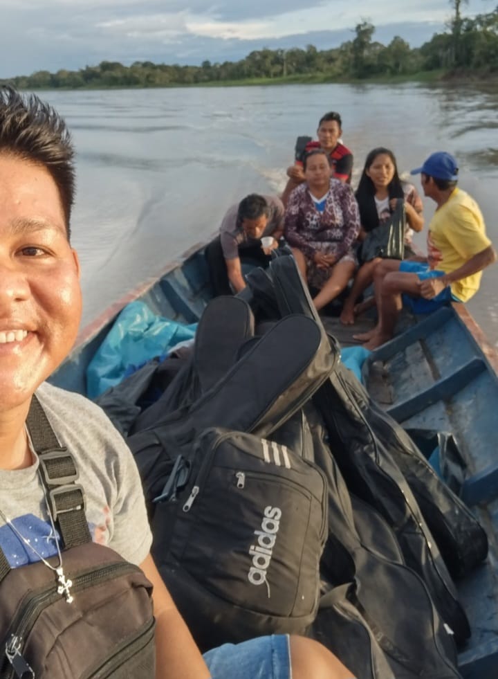 Grupo em canoa a caminho do Encontrão Vocacional