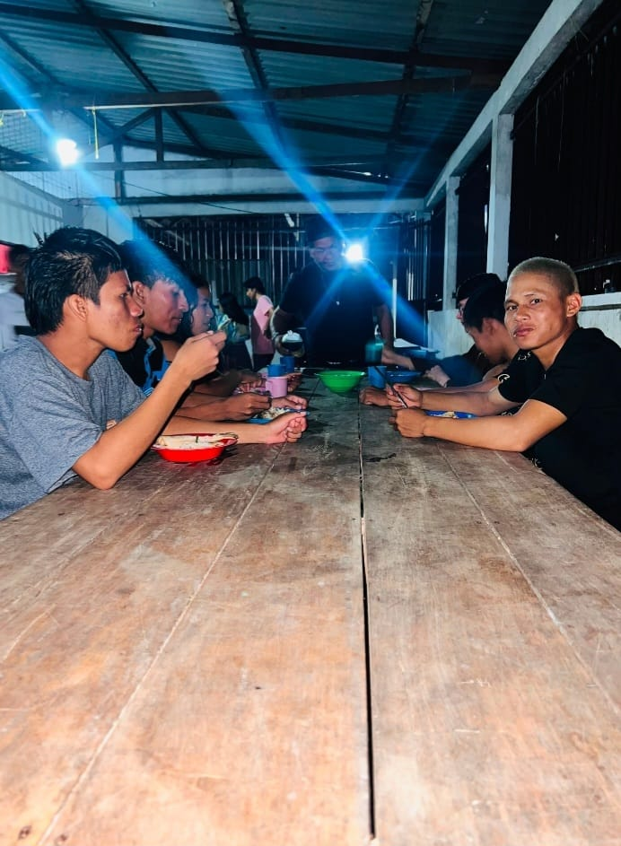 Jovens reunidos à mesa durante o Encontrão Vocacional.