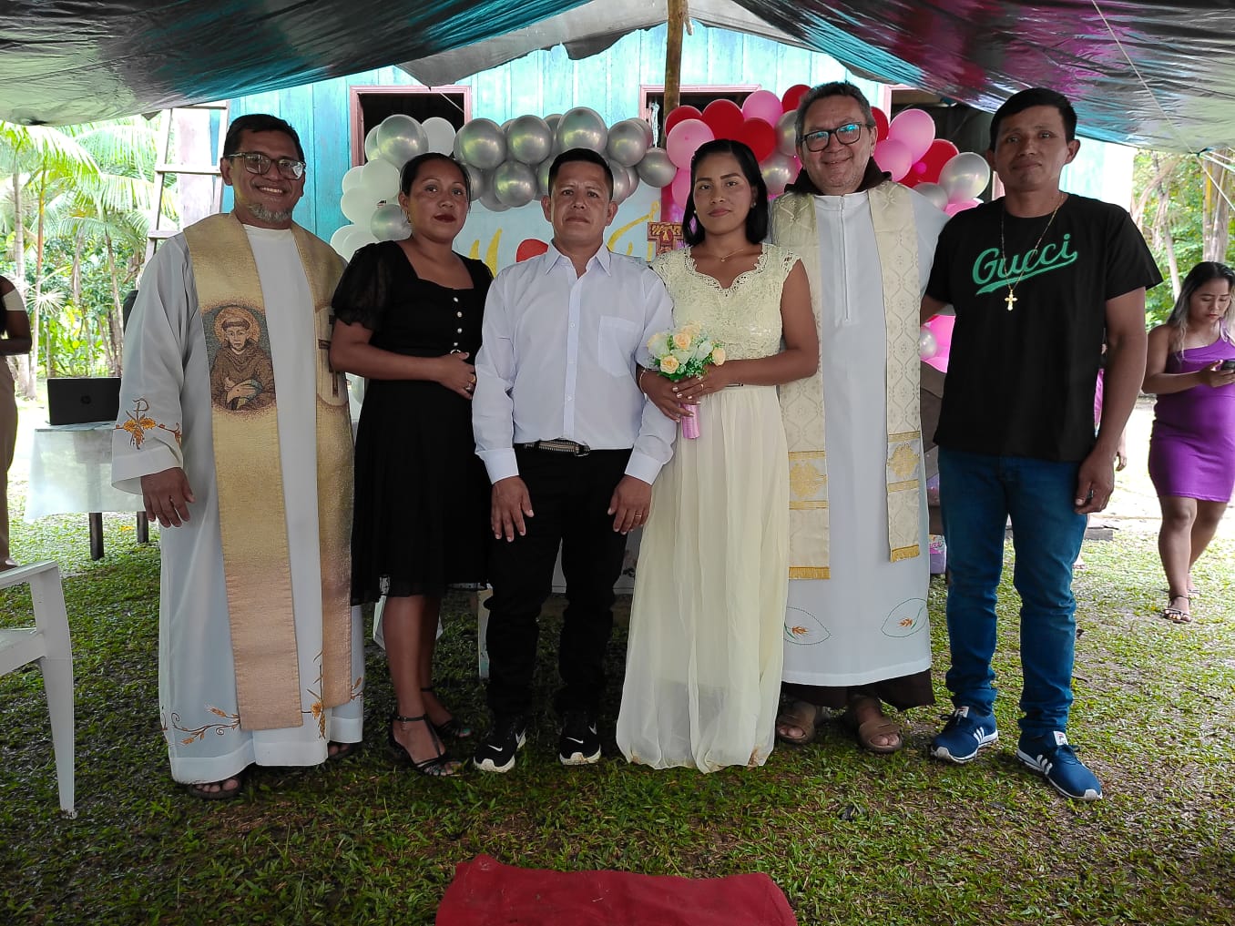 Foto dos noivos com frades e familiares após a celebração do matrimônio