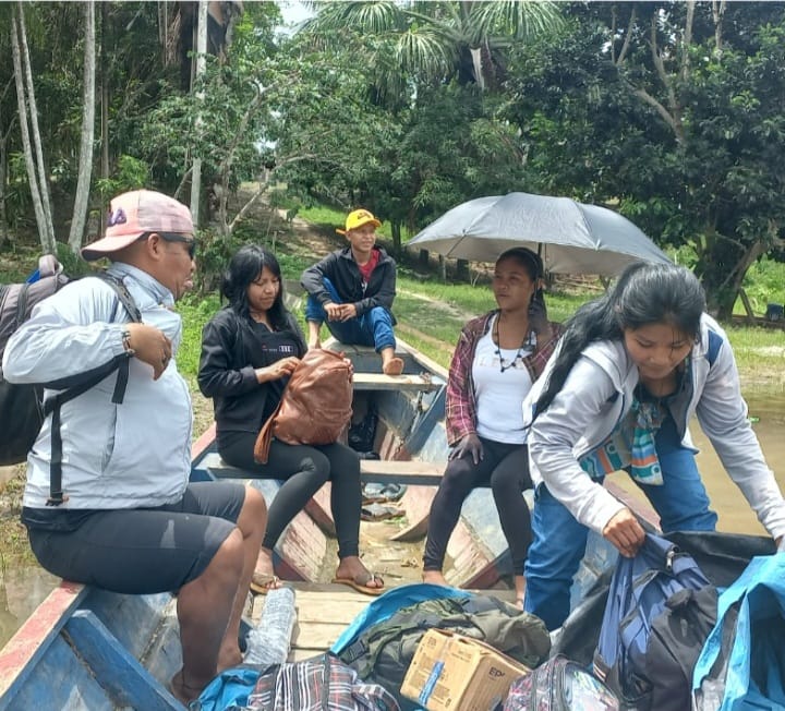 Jovens organizando bagagens na canoa
