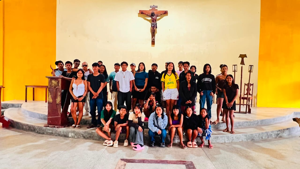Jovens reunidos para foto na capela da comunidade