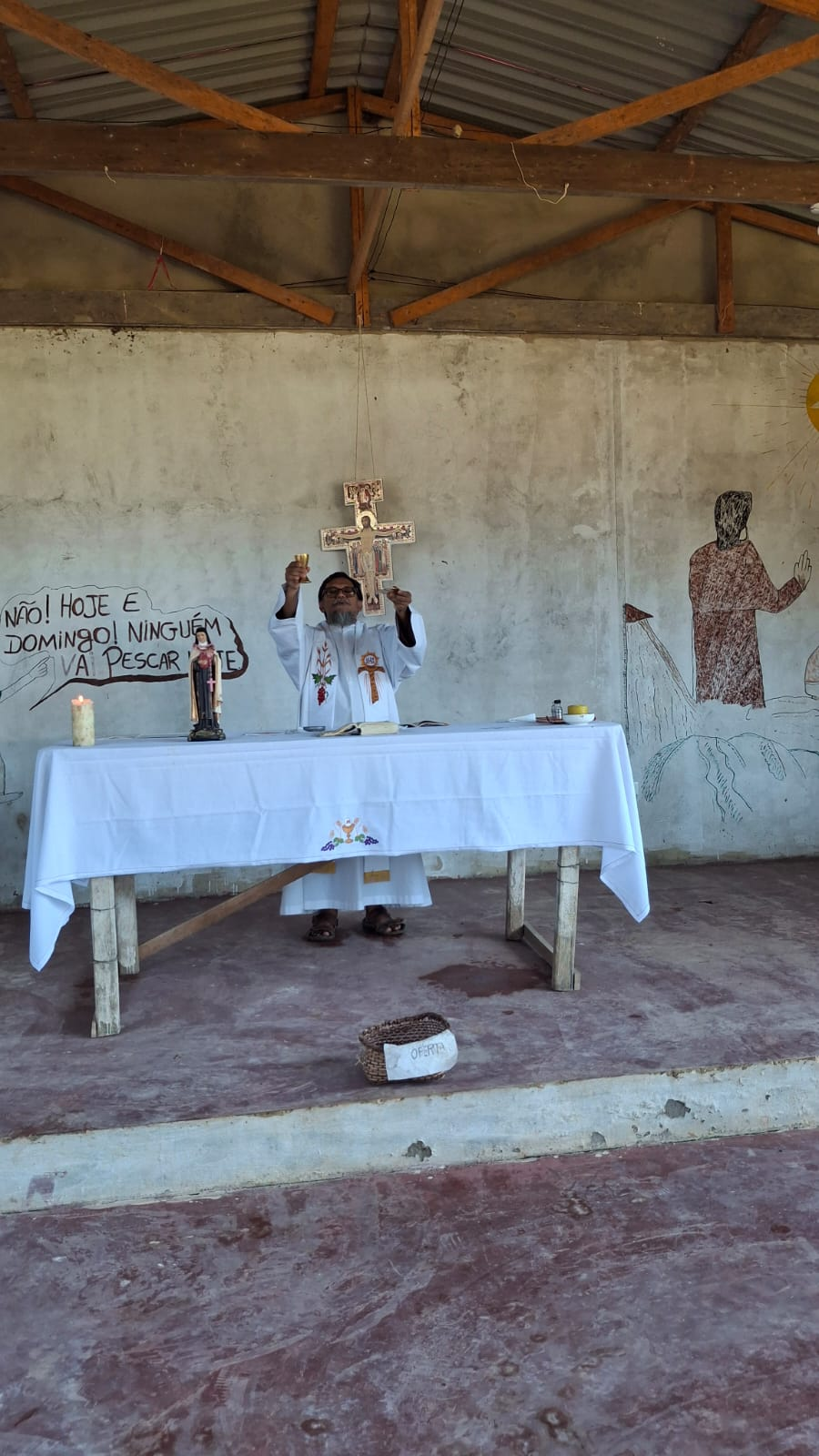 Frade celebrando missa em capela rústica da comunidade