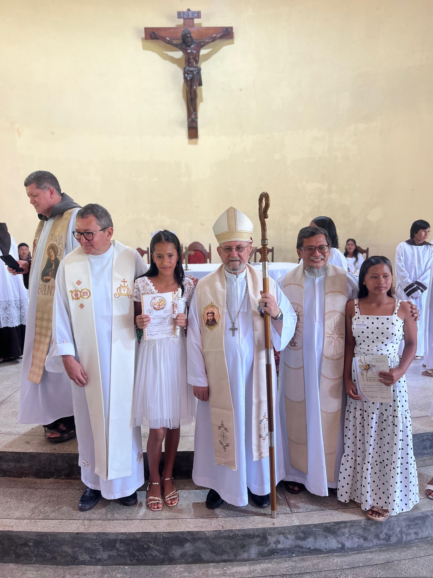 Bispo e frades junto a jovens no dia da Crisma