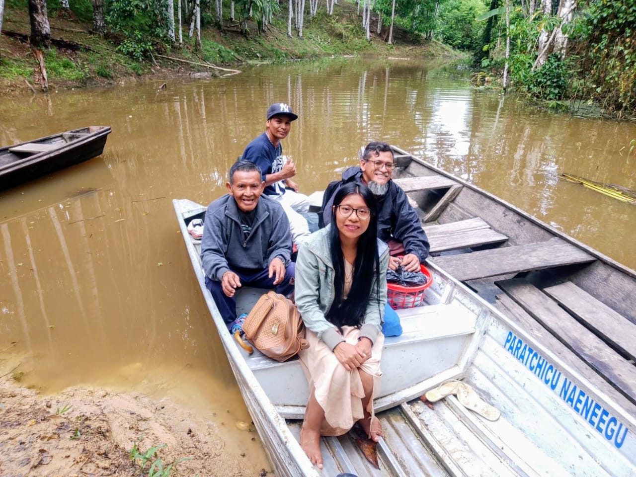 Frades capuchinhos e moradores em canoa por um igarapé da Amazônia