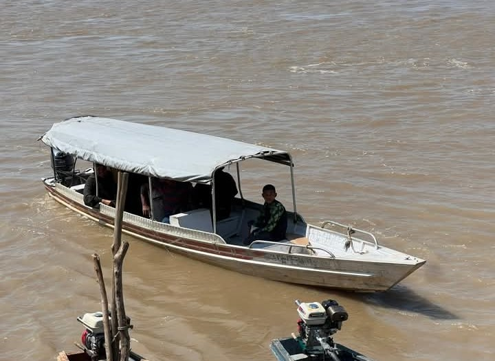 Barco missionário no rio